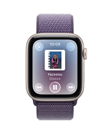 Apple Watch SE 3, alüminyum kasa, yıldız ışığı renk, medya içeriği oynatma, Apple Music, sağ yan, Digital Crown, kordon, Spor Loop, sis moru renk