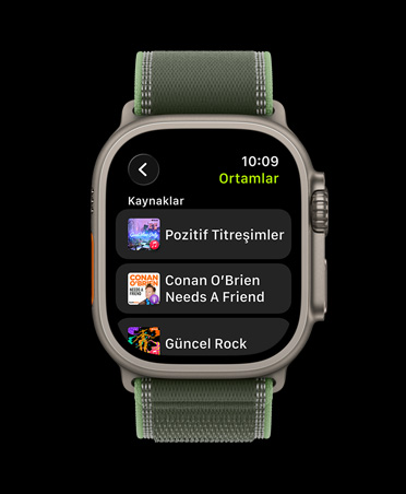 Apple Watch Ultra 3, natürel renk, titanyum kasa, Apple Music antrenman çalma listesi önerileri, kordon, mavi/parlak mavi Trail Loop