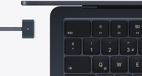 Gece Yarısı rengi MacBook Air ve uyumlu renkteki MagSafe şarj kablosu