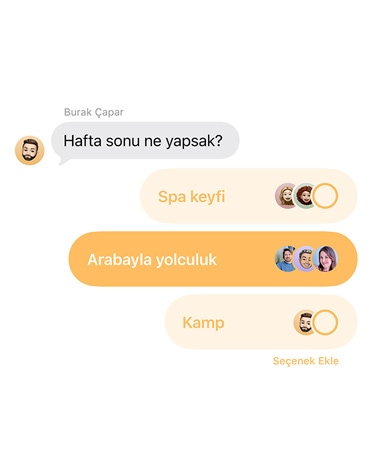 Mesajlar’daki yeni oylama özelliğinin yakın çekim görüntüsü, grup sohbetindeki kişiler hafta sonu nereye gideceklerini oyluyor