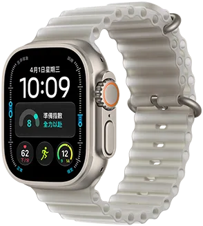Apple Watch Ultra 4，展示原色鈦金屬錶殼，搭配半透明灰色海洋錶帶，螢幕顯示組合錶面與多個複雜功能，包括日期、準備指數、心率、跑步體能訓練、天氣，右側外觀展示數位錶冠、凸起的側邊按鈕