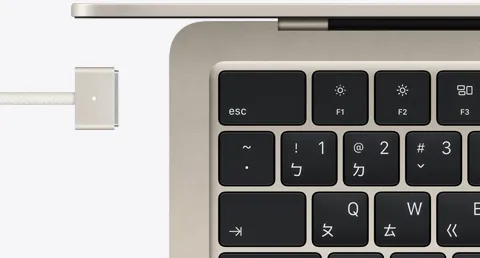 星光色 MacBook Air 搭配顏色相襯的 MagSafe 連接線