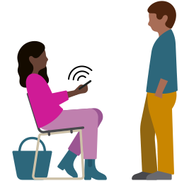 Una mujer sentada en una silla con un iPhone en la mano que emite ondas sonoras, y un hombre de pie delante de ella escuchando
