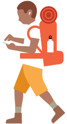 Pessoa com mochila de trilha e aparelho auditivo olha para o iPhone em sua mão