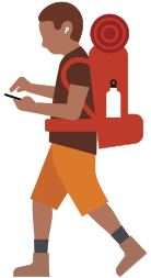 하이킹 배낭을 맨 사람이 보청기를 착용한 채 손에 든 iPhone을 내려다보고 있는 모습