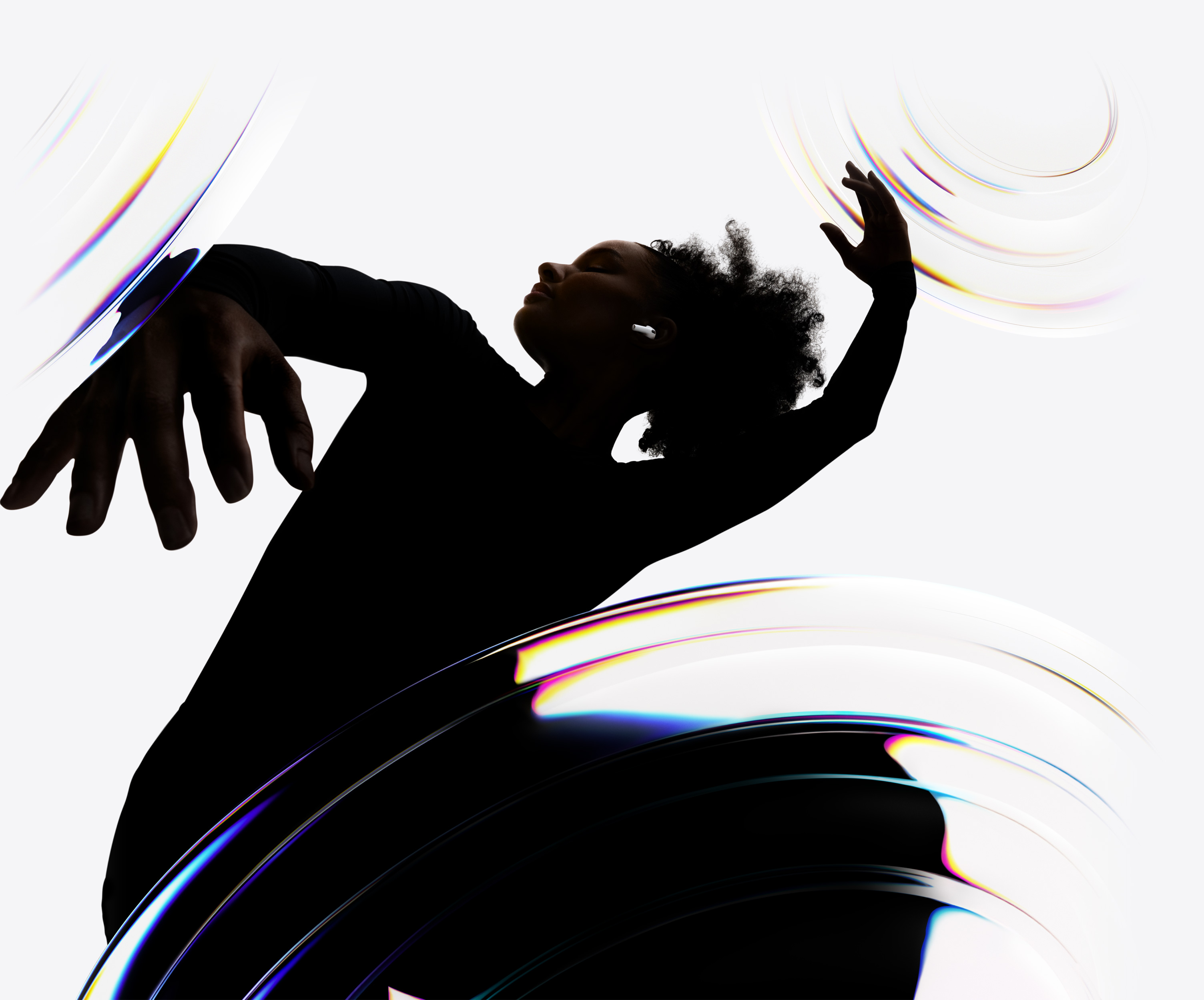 Kulağına AirPods Pro 3 takmış bir dansçı ellerini kullanmadan dinleme deneyiminin keyfini çıkarıyor