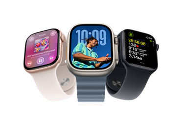 Drei Apple Watch Geräte: Apple Watch Series  11, Farbe Roségold, Aluminiumgehäuse, Apple Music, Steuerelemente für Wiedergabeliste, rechte Seitenansicht, Digital Crown, Sportarmband Farbe Blassrosa, Pin-Verschluss in Silber, Apple Watch Ultra 3, Farbe Natur, Titangehäuse, All‑Screen Display, Foto über Zeit angeordnet, rechte Seitenansicht, Digital Crown, Ocean Armband Farbe Maritimblau, röhrenförmiger Fluorelastomer-Gummi, Apple Watch SE 3, Aluminiumgehäuse, Farbe Mitternacht, rechte Seitenansicht, Digital Crown, fortschrittliche Messwerte für Laufen outdoor