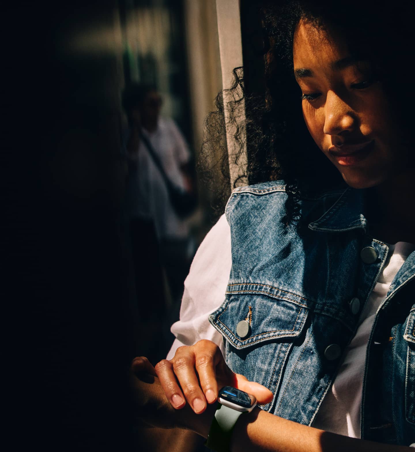 Eine Person checkt Nachrichten auf ihrer Apple Watch Series 11