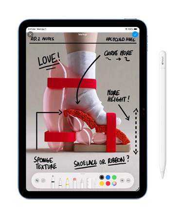 配備 Apple Pencil 的 iPad 顯示一張明亮的鞋履設計相片，展示以「標示」工具加入筆記及構思註解