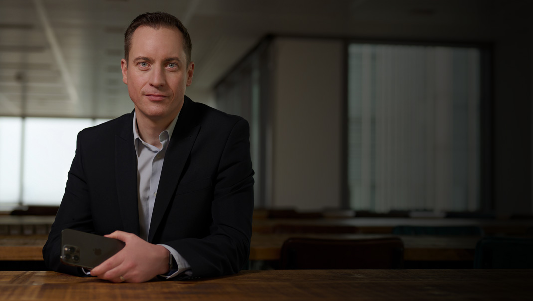 Peter Hanlon, Senior Manager di Mobile Technology and Devices di Openreach, con in mano un iPhone e accanto la sua citazione: “Apple Financial Services ci ha permesso di rinnovare in un anno il doppio degli iPhone rispetto alle nostre quantità abituali. Così il nostro reparto tecnico può sfruttare le tecnologie più evolute per continuare a garantire un servizio eccezionale alla clientela.”