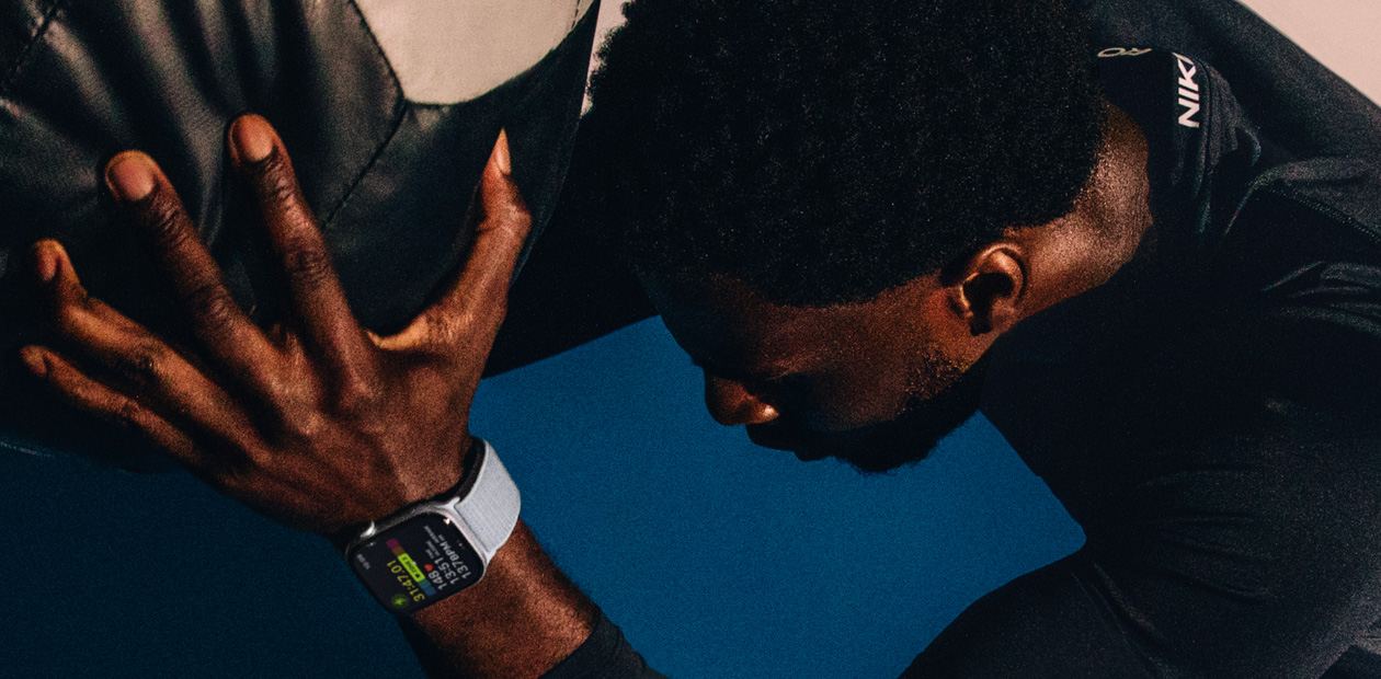 En mand træner med et Apple Watch på armen.
