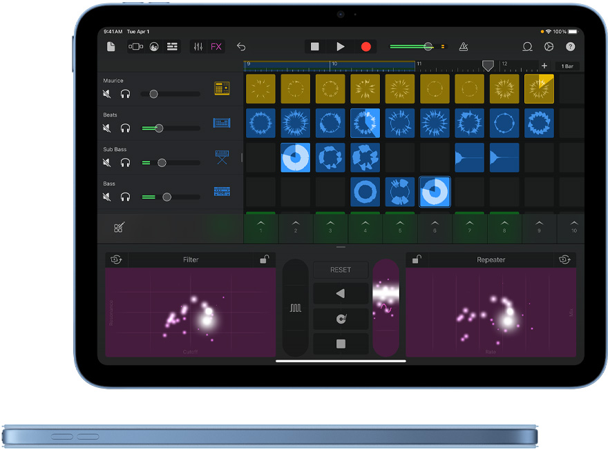 GarageBand na iPade a pohľad zboku na modrý iPad s farebne zladeným krytom Smart Folio
