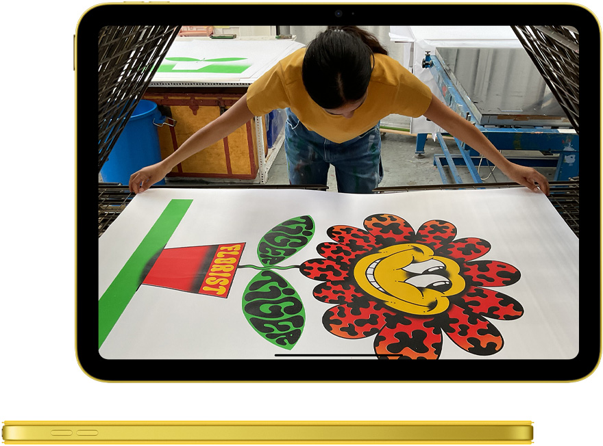 تطبيق الصور على iPad وصورة جانبية لجهاز iPad باللون الأصفر مع غطاء لمحفظة ذكية بلون مطابق