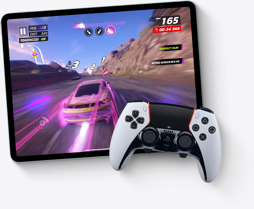 Horizontāli novietota iPad Air ekrānā redzama videospēle Asphalt Legends Unite, Playstation pults