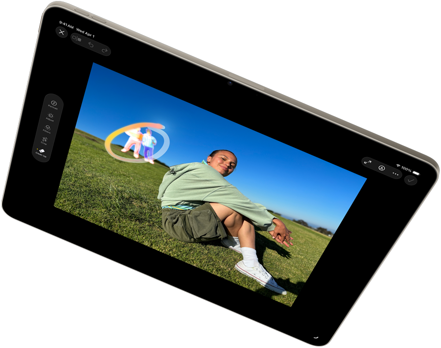 Vista horizontal do iPad Air a mostrar a Apple Intelligence com a ferramenta Limpar na app Fotografias