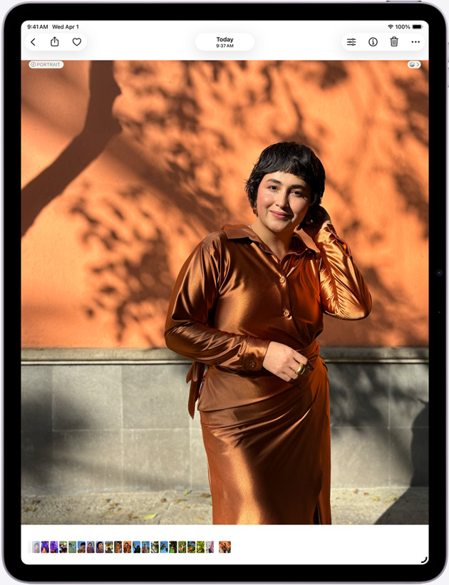 Vista frontal do iPad Air de 13 polegadas a mostrar a app Fotografias, com o ecrã Liquid Retina