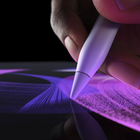 Animation des Apple Pencil Pro, Seitenansicht, Farbe Weiss, eine Hand hält den Pencil und zeichnet einen kräftigen blauen Pinselstrich