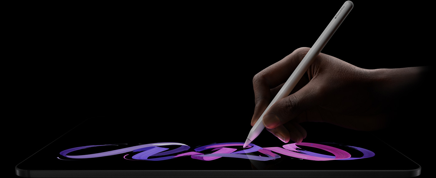 iPad Pro, Vorderansicht, Querformat, Seitenprofil, Farbe Space Schwarz, eine Hand hält den Apple Pencil Pro in Weiss und zeichnet ein abstraktes violettes und pinkes Design auf dem Display