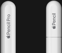 Apple Pencil Pro, Seitenansicht, Farbe Weiss, gerundete Kappe mit eingravierter Aufschrift Apple Pencil Pro, Apple Pencil (USB‑C), Seitenansicht, Farbe Weiss, gerundete Kappe mit eingravierter Aufschrift Apple Pencil