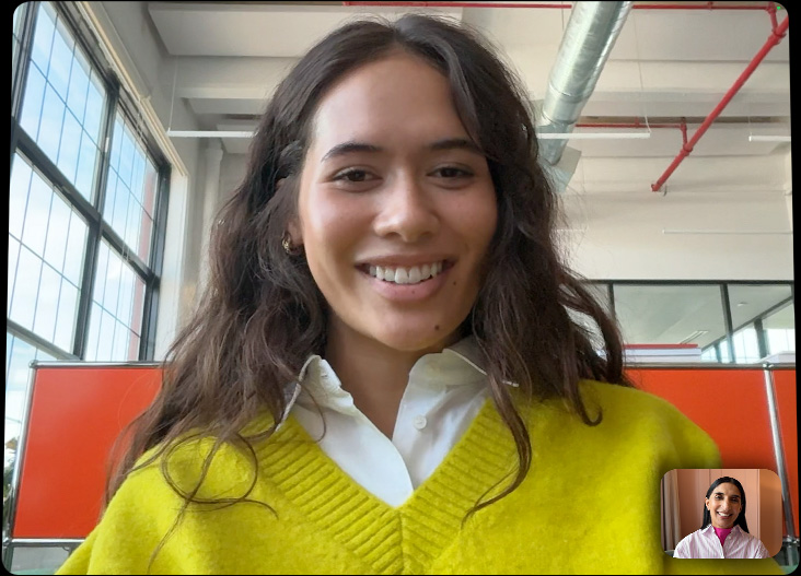 Ein iPad Pro ist am Magic Keyboard befestigt, geöffnete Vorderseite, das Display zeigt einen FaceTime Anruf im Vollbildmodus, der das Pro Kamera-System hervorhebt