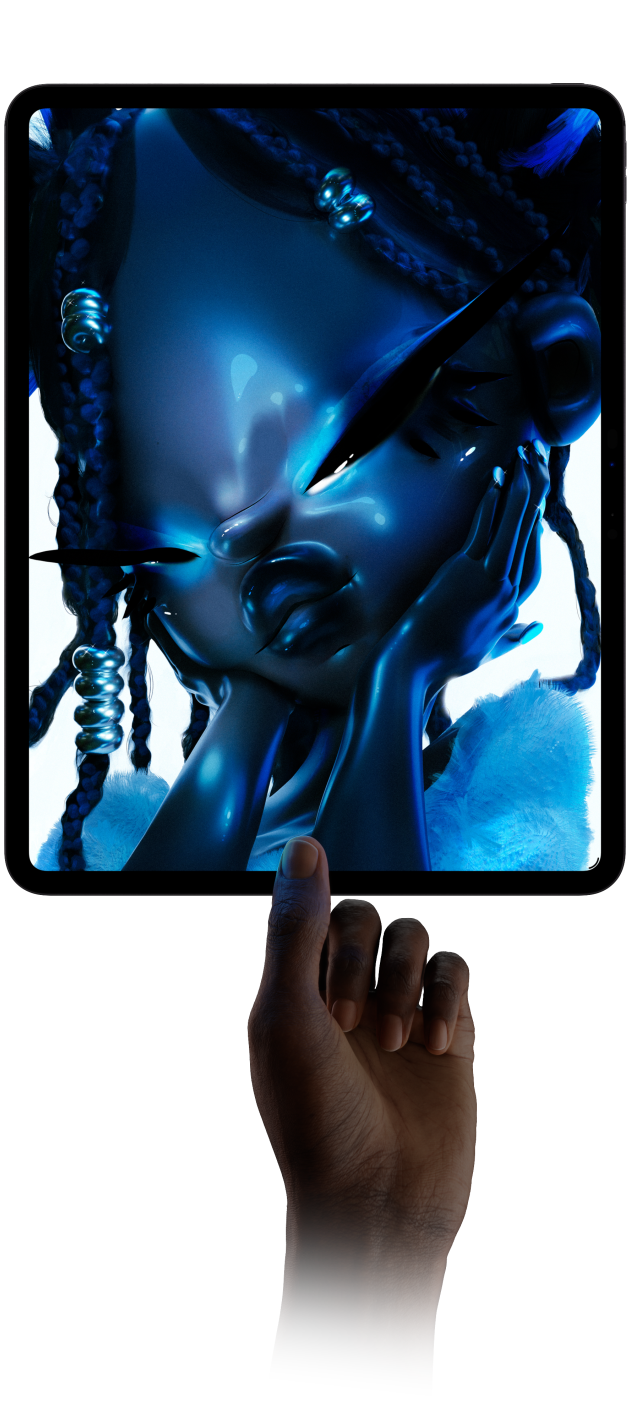 iPad Pro, Vorderansicht, Hochformat, Farbe Space Schwarz, das Display zeigt das digitale Bild eines futuristischen Charakters mit blauer Haut und geflochtenem Haar, das iPad Pro wird unten von einer Hand zwischen Daumen und Zeigefinger gehalten und veranschaulicht das dünne Design