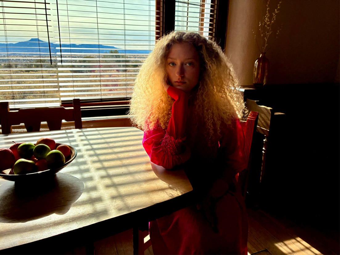 Foto einer Person, das mit dem Kamera Feature für bessere Aufnahmen bei wenig Licht aufgenommen wurde.