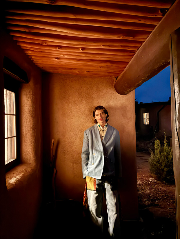 Foto einer Person, das mit dem Kamera Feature Nachtmodus aufgenommen wurde.