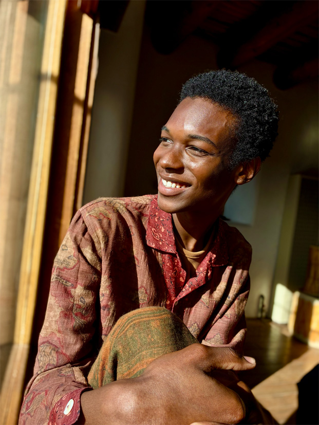 Foto einer Person, das mit dem Kamera Feature Porträtmodus aufgenommen wurde.