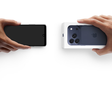 Telefoner skifter hænder, Android til venstre uden en æske og den nye iPhone 17 Pro i en æske til højre