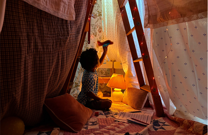 Bilde av en person, tatt med funksjonen for fotografering i svakt lys