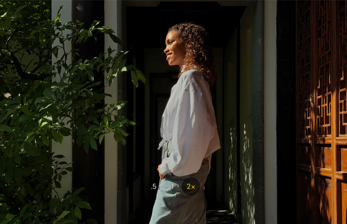 Bilde av en kvinne, vist med 2x tele-funksjonen i bruk