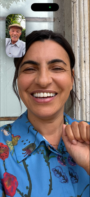 Skjermen på iPhone 17 viser Sentrering-funksjonen i en videosamtale mellom to venner