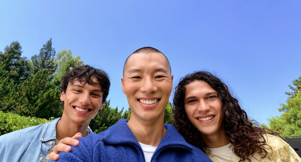 Gruppeselfie med Sentrering-funksjonen for bilder.