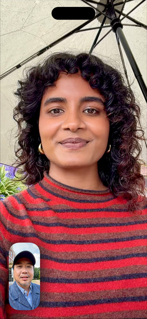 iPhone Air mostrato di fronte, funzione Inquadratura automatica per le videochiamate in uso con due persone in chiamata FaceTime