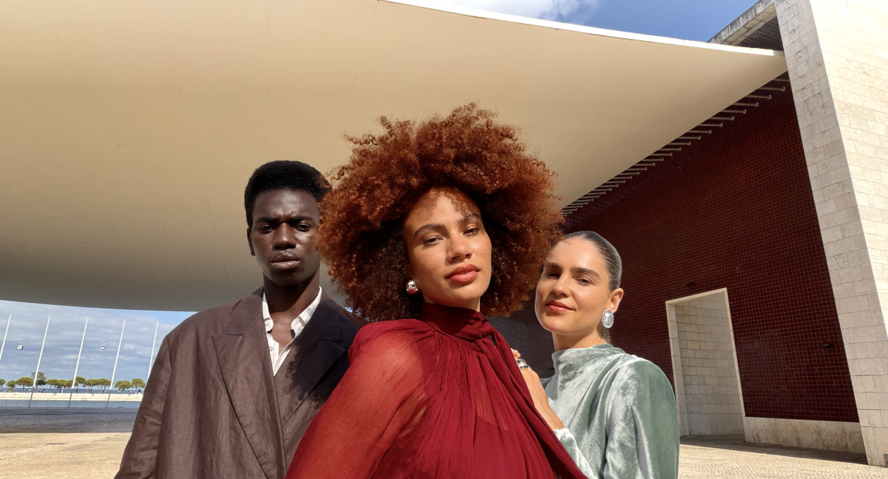 Funzione Inquadratura automatica per le foto in uso, con i volti di tre persone evidenziati