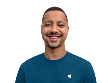 Smiling Apple Specialist with an approachable demeanor