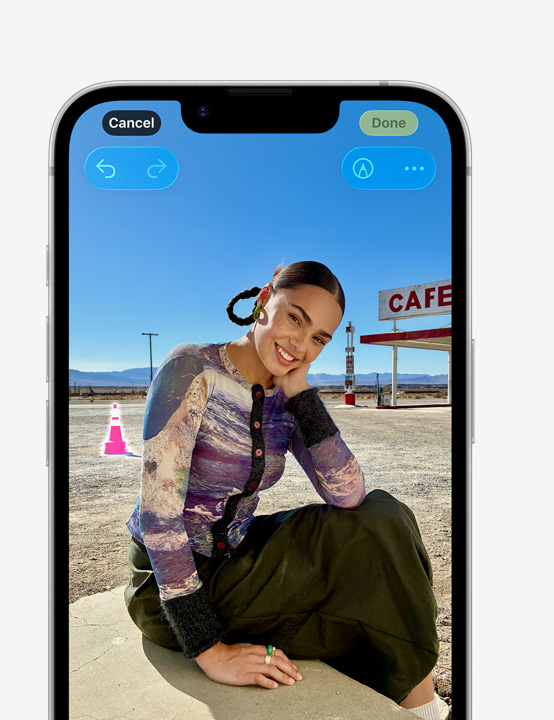 iPhone Display, Foto einer lächelnden Person am Strand, mit dem Bereinigen Tool wird ein Pylon im Hintergrund entfernt