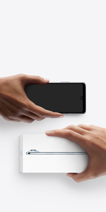 Mâini care fac schimb de telefoane, un telefon cu Android în stânga fără cutie, iar în dreapta un iPhone Air nou, în cutie