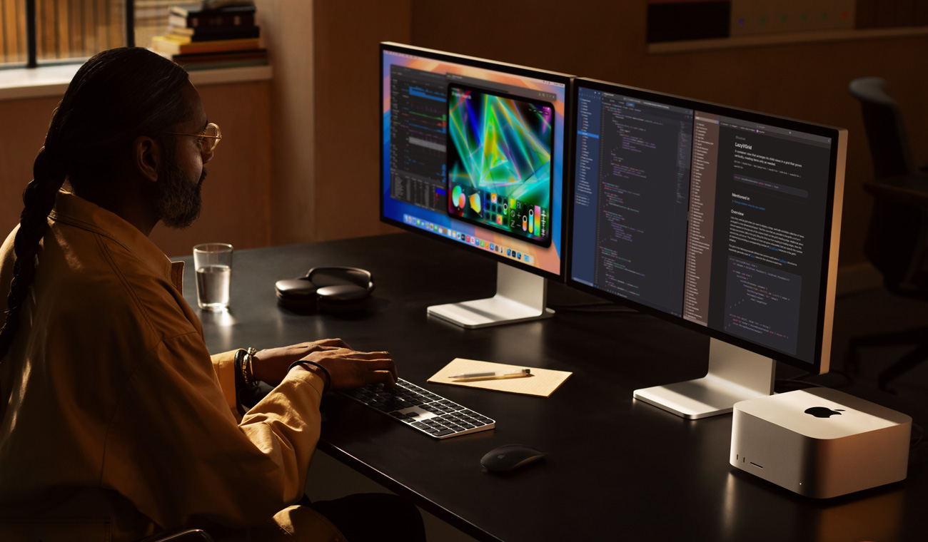 Une personne utilise Mac Studio et deux Studio Display
