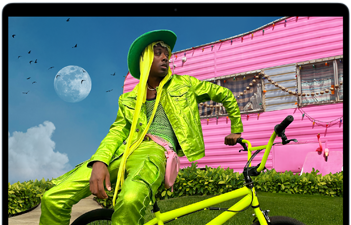 MacBook Airi ekraan, millel on kujutatud värvilistes rõivastes inimese fotot, esitledes nii värvigammat ja Liquid Retina ekraani eraldusvõimet