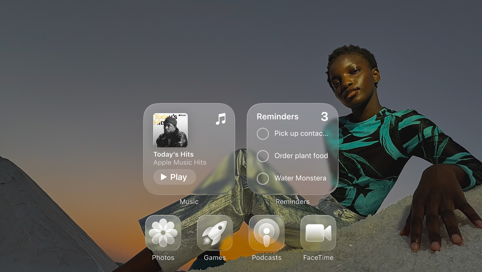 Liquid Glass-visning med genomskinliga ikoner för apparna Musik, Påminnelser, Bilder, Spel, Podcaster och FaceTime som bryts mot bakgrunden