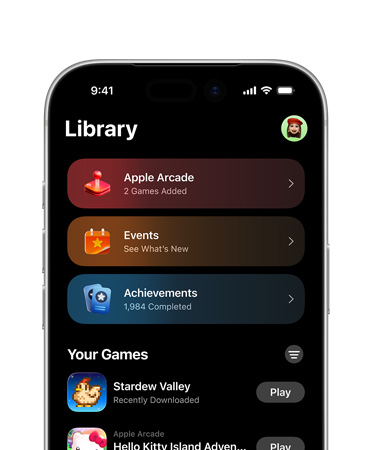 Un iPhone, moitié supérieure uniquement, l’écran affiche la mise en page de l’app Jeux, avec l’onglet Bibliothèque, Apple Arcade, Évènements, Accomplissements et la section Tous les jeux