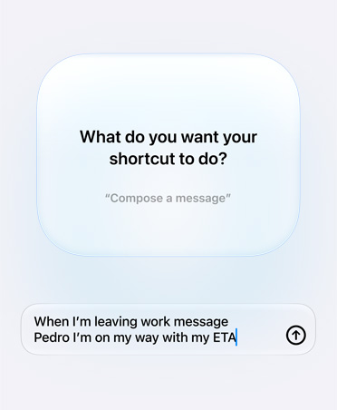 La pantalla muestra una consulta y la respuesta de Siri AI y un usuario sobre la intención del atajo, "¿Qué quieres que haga tu atajo?", respuesta: "Cuando salga del trabajo, envíale un mensaje a Pedro avisándole que voy en camino y a qué hora llego".
