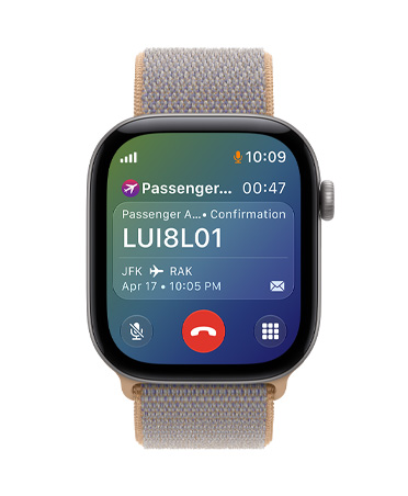Apple Watch Series 12, caja de aluminio gris espacial, parte inferior de la pantalla muestra una llamada telefónica activa con el número de atención al cliente de una aerolínea, parte superior de la pantalla muestra información relevante del vuelo como el número de confirmación, las ubicaciones de salida y llegada, la fecha y la hora del vuelo
