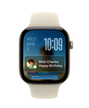 Apple Watch Series 12, correa deportiva color arena con una caja de aluminio color oro claro que muestra la fecha en la esquina superior izquierda, la hora en la esquina superior derecha y el widget de Mensajes en la parte inferior
