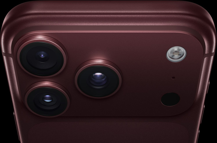 iPhone 18 Pro, màu đỏ burgundy, một phần vỏ ngoài mặt sau được nhìn từ góc nghiêng để thấy hệ thống camera pro ở góc trên bên trái, 3 ống kính, micrô, đèn flash